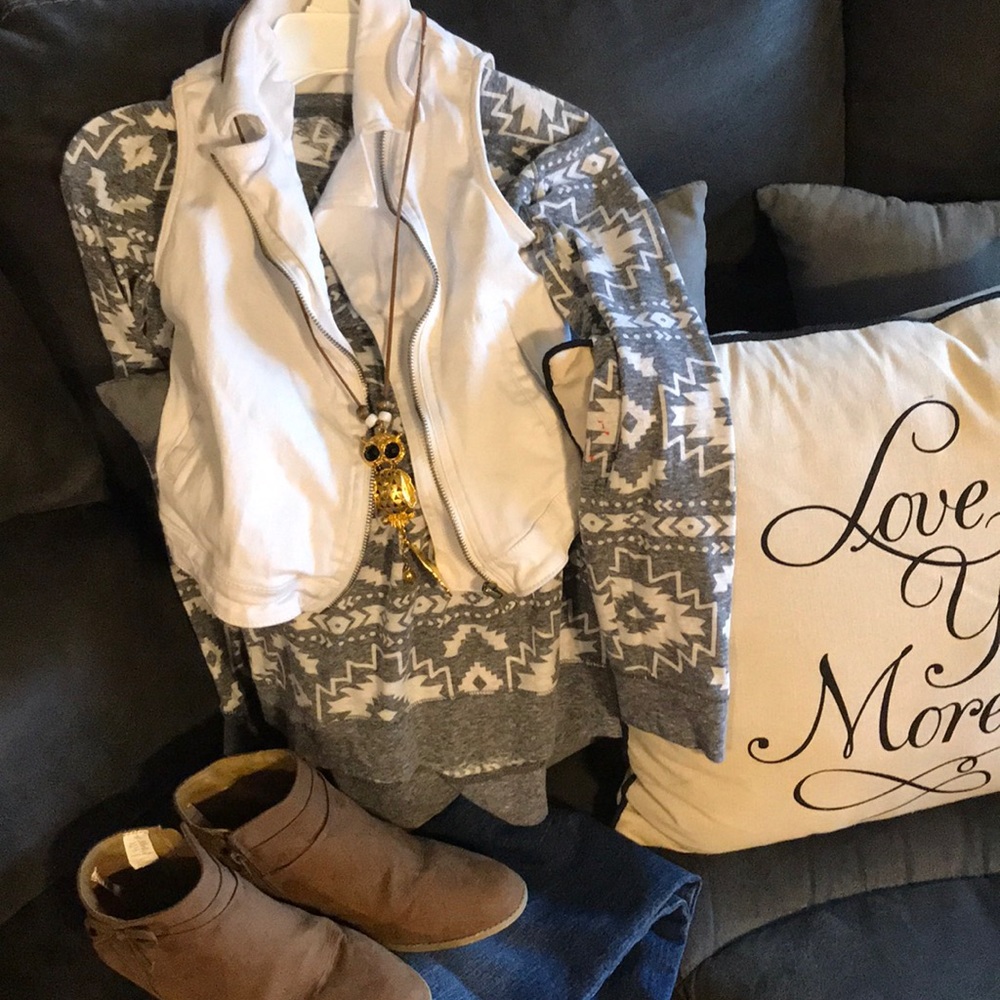 😍 ADORABLE white jean vest!!